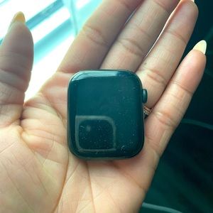 Apple Watch Series 7, color green in excellent condition.